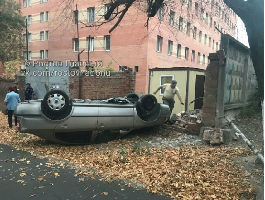 Неуправляемая легковушка на бешеной скорости снесла стену и перевернулась в Ростове