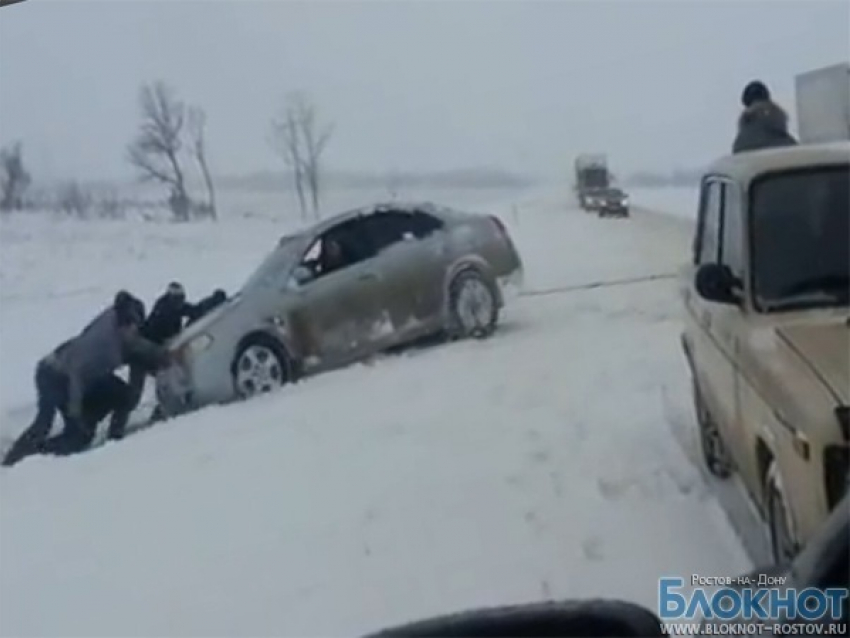 На трассе М-4 «ДОН» водители помогают друг другу вытаскивать авто из снежных заносов (ВИДЕО) 