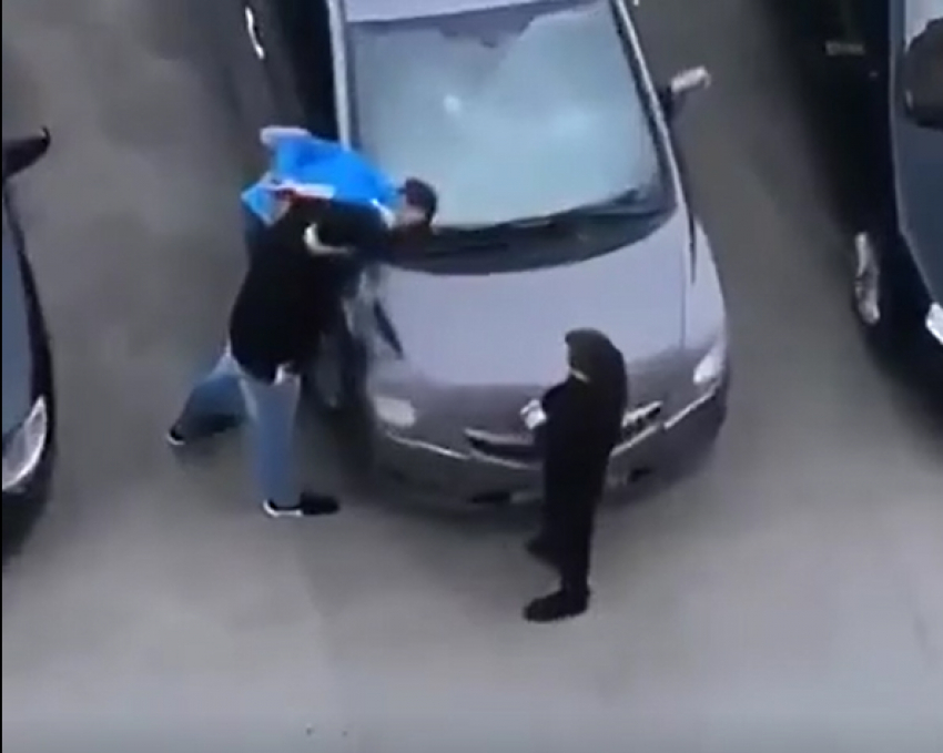 Жильцы многоэтажки снимали разборку на видео и не вызывали полицию в Ростове