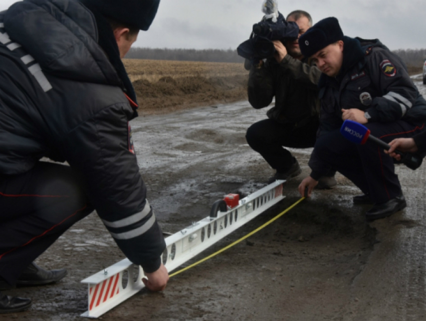 Самые большие и опасные ямы в Ростове измерили и запротоколировали сотрудники ГИБДД