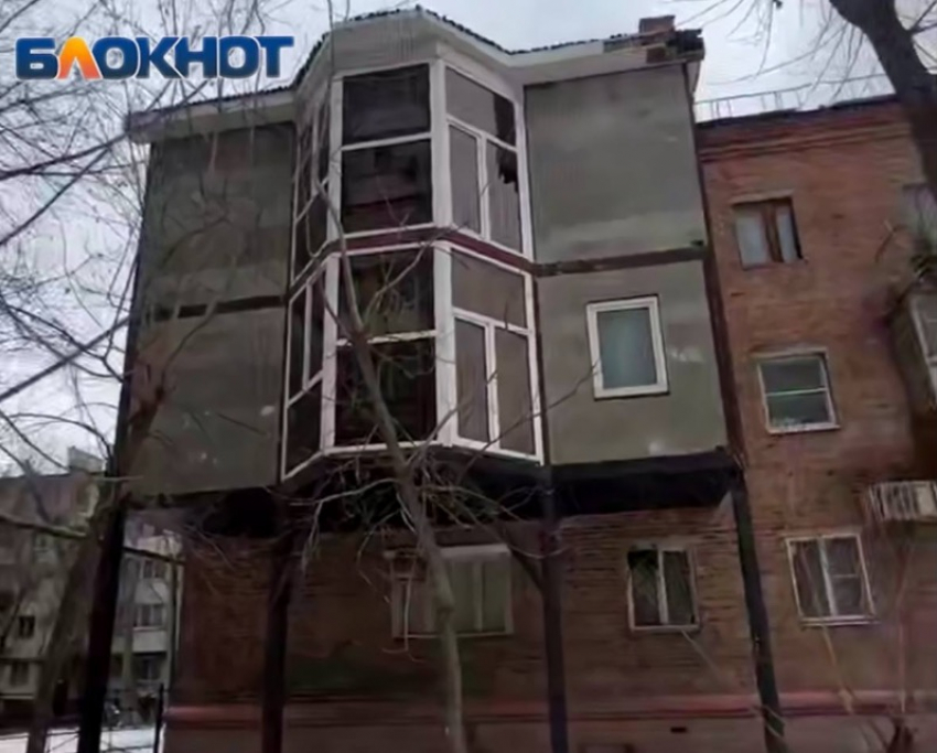 В Ростове к многоквартирному дому пристроили «балкон-особняк» и лишили соседей солнца 