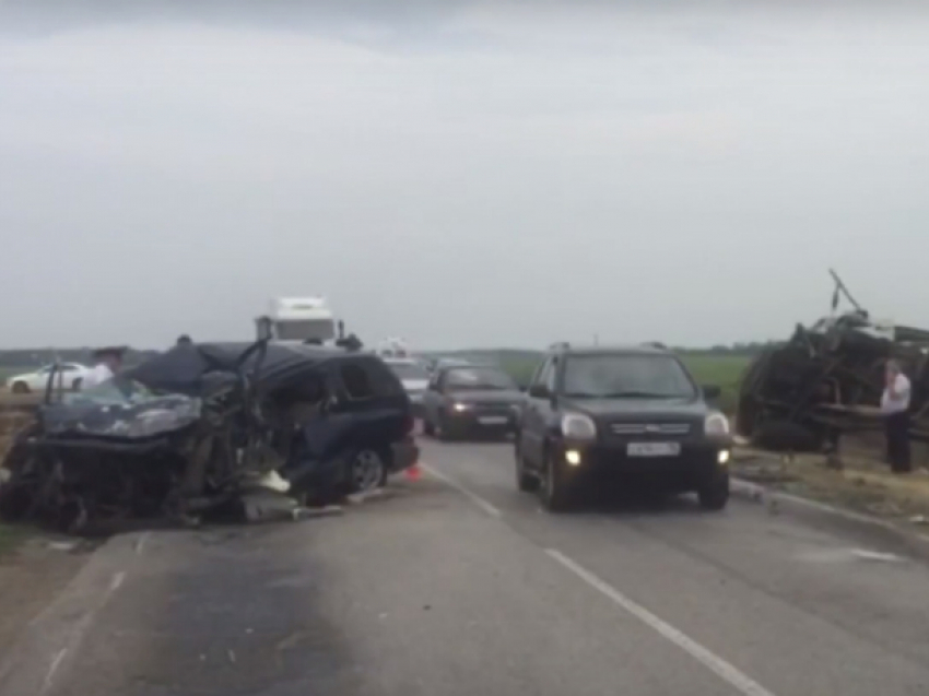 Последствия смертельной аварии под Ростовом сняли на видео