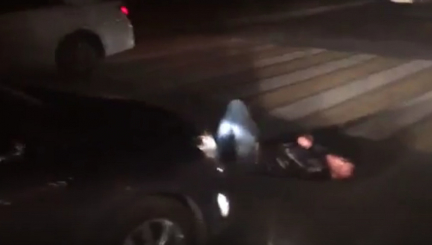 Мужчина ложился перед движущимися автомобилями и кричал свое имя в Ростове