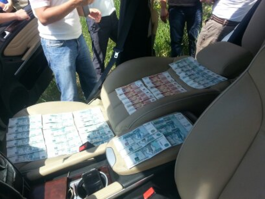 Названа сумма самой крупной взятки в Ростовской области