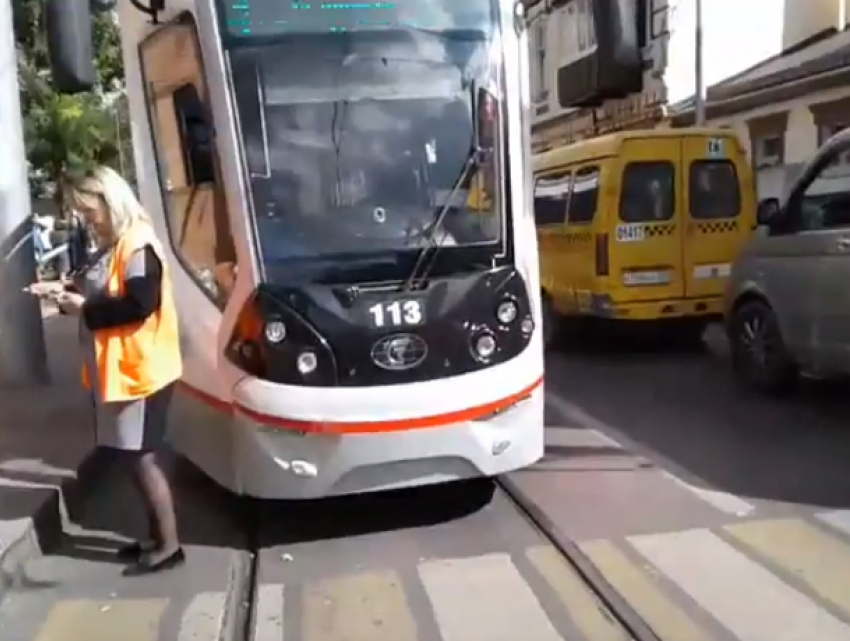 Собравший «свиту» из трамвая и плеяды машин «царский Hyundai» в Ростове попал на видео