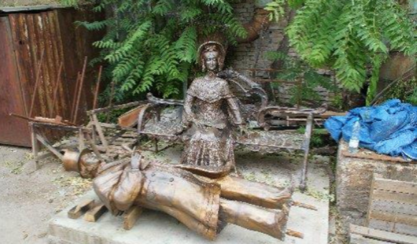 Из-за долгов батайской администрации памятник Пушкина демонтировали 