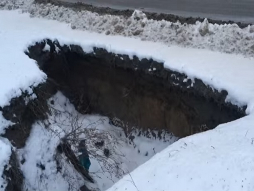 Опасный обрыв на подъезде к ЗЖМ попал на видео и возмутил автомобилистов Ростова
