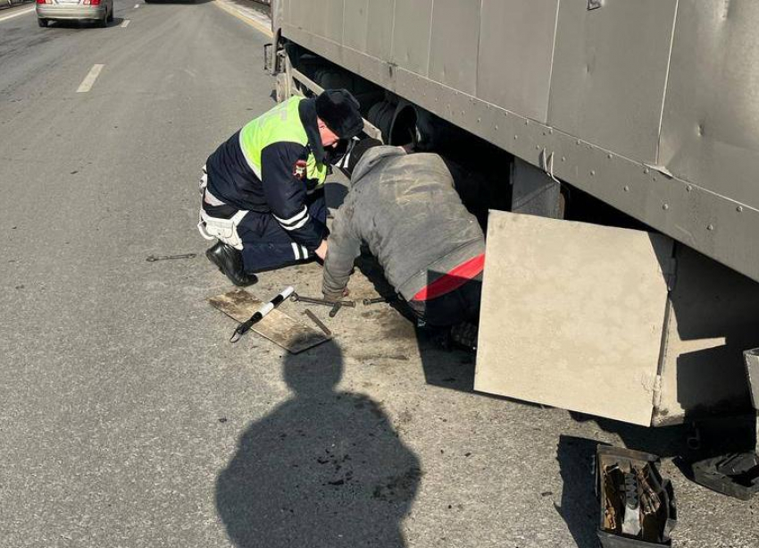 В Ростовской области полицейские помогли водителю большегруза, застрявшему на трассе из-за поломки