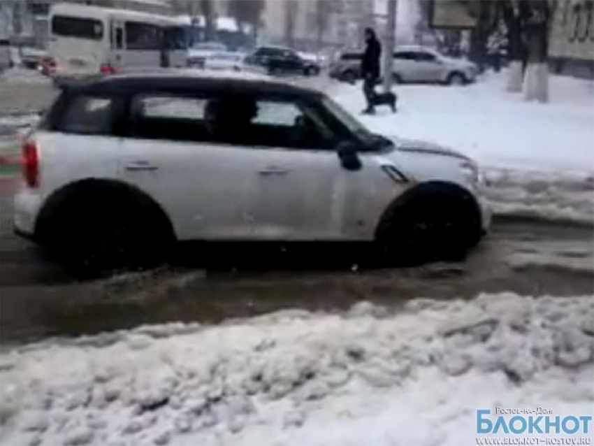 В Ростове чиновники ликвидировали последствия снегопада, но не заметили, что улицы затопило 