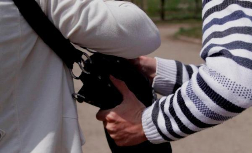 В Ростове двое разбойников украли у москвича сумку с деньгами 