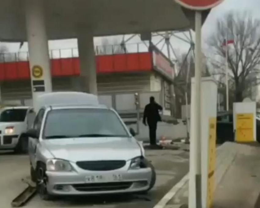 Огненным фейерверком могло закончится ДТП: авто за малым не влетело в заправку в Ростове