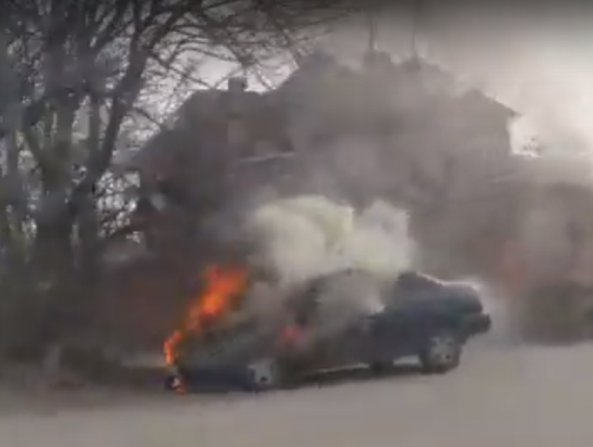 Горящая легковушка попала на видео читателя «Блокнот Ростов» 