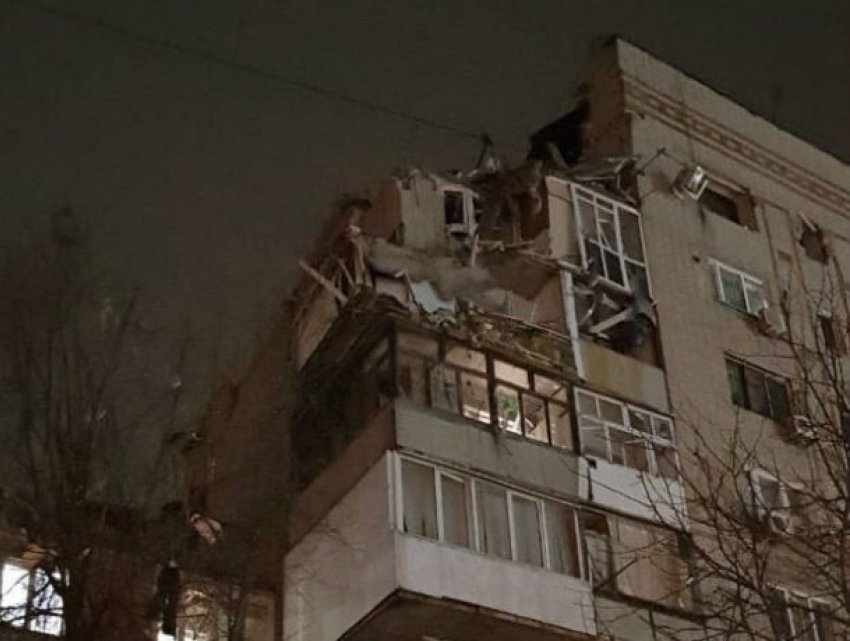Появилось первое фото взорвавшегося под Ростовом жилого дома