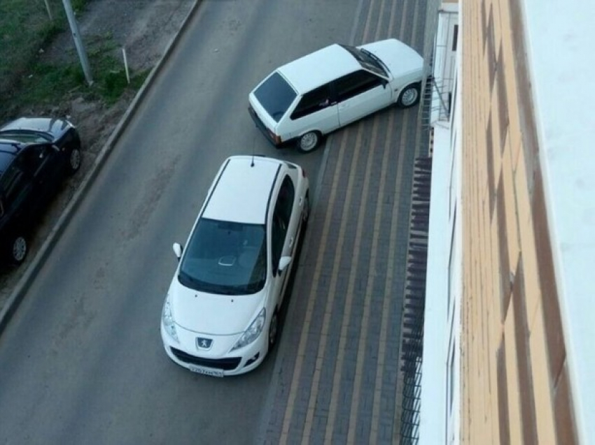 Прущему против системы дерзкому водителю в Ростове горожанин пригрозил спустить колеса 