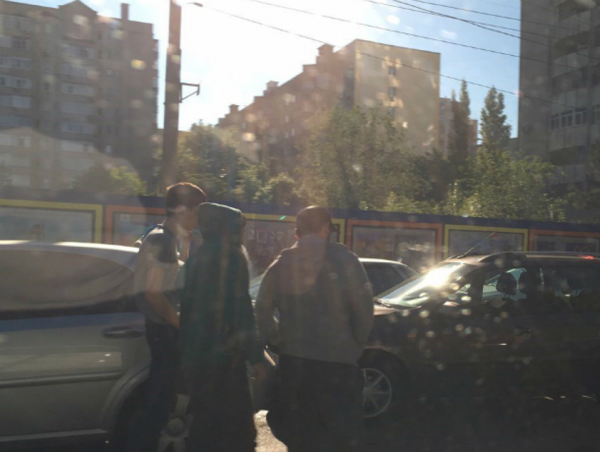 В массовом ДТП с участием четырех автомобилей в центре Ростова пострадала молодая женщина
