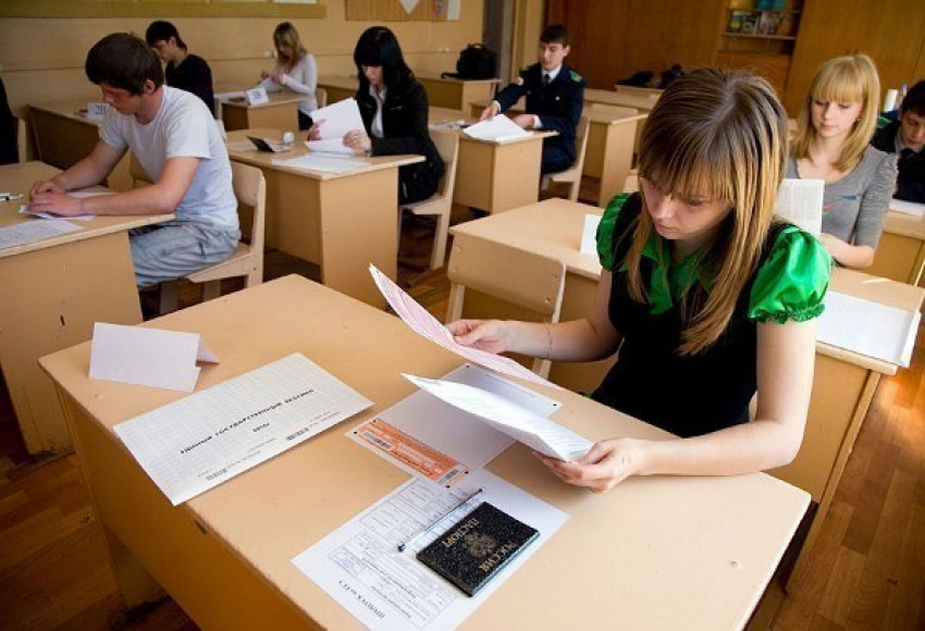 Выпускники школ начинают сдавать единый государственный экзамен