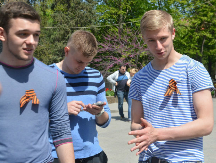 Студенты порадовали жителей Ростова флешмобом с вручением «символов Победы"