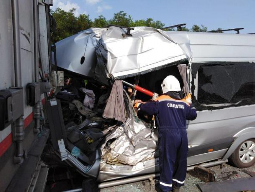 На трассе в Ростовской области микроавтобус врезался в грузовик, есть погибшие