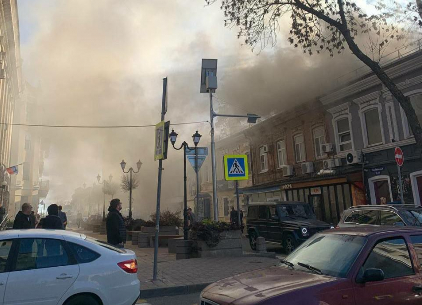 В центре Ростова на Темерницкой загорелся жилой дом 