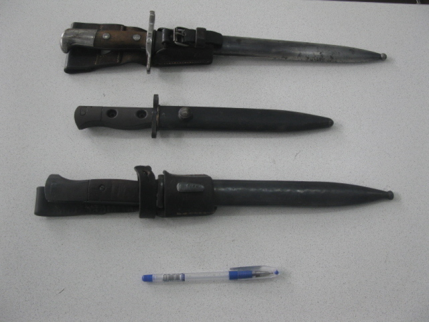 В ростовском аэропорту у курортника из Черногории изъяли редкие штык-ножи 