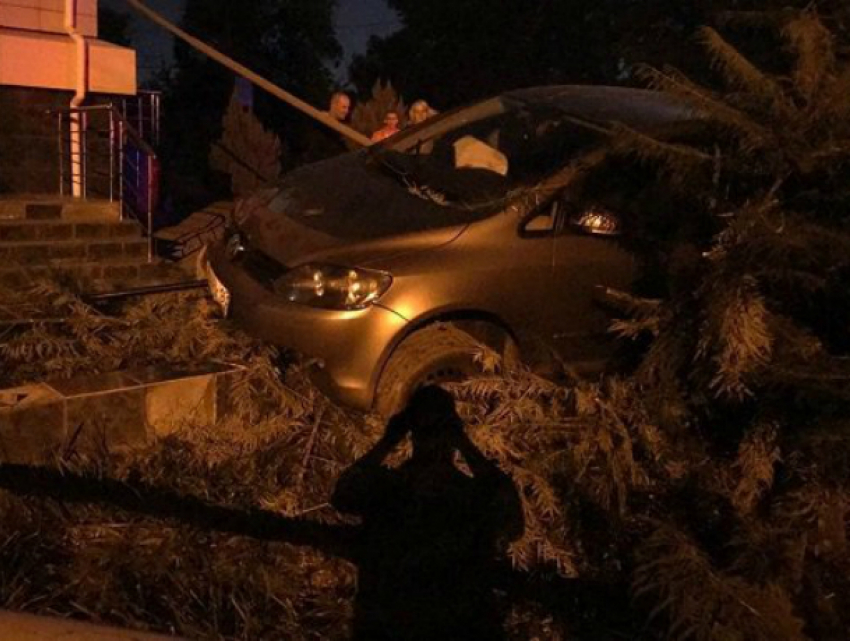 В Ростовской области автомобиль снес столб на тротуаре