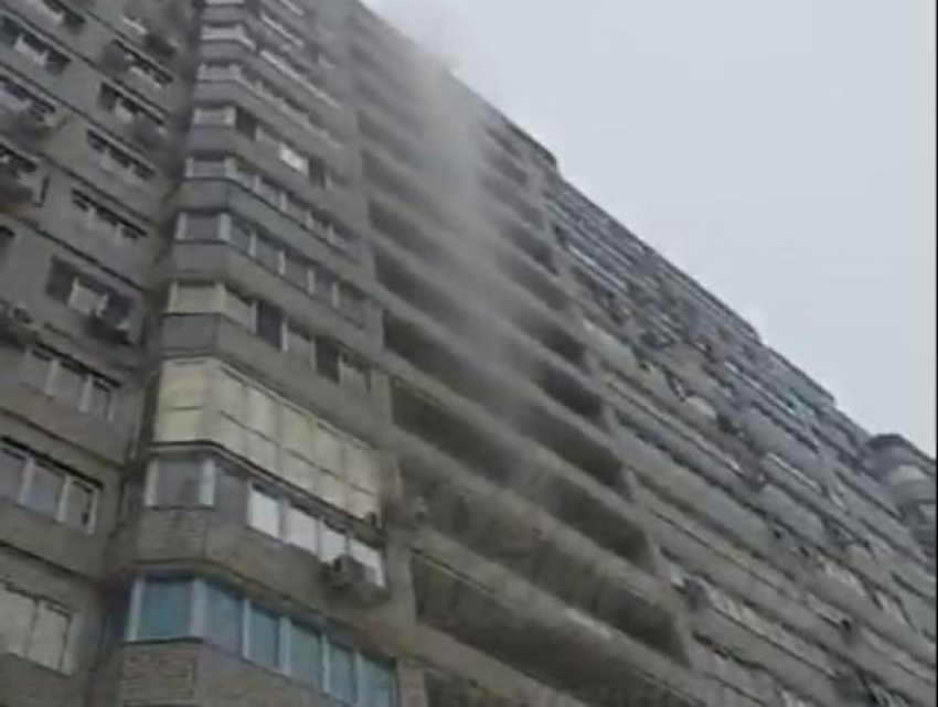 Водопад кипятка с крыши многоэтажки пролился на головы ошарашенным прохожим в Ростове