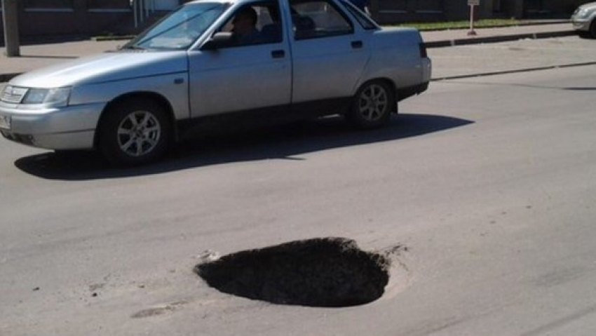 В Ростове на улице Малиновского появилась большая дыра в асфальте