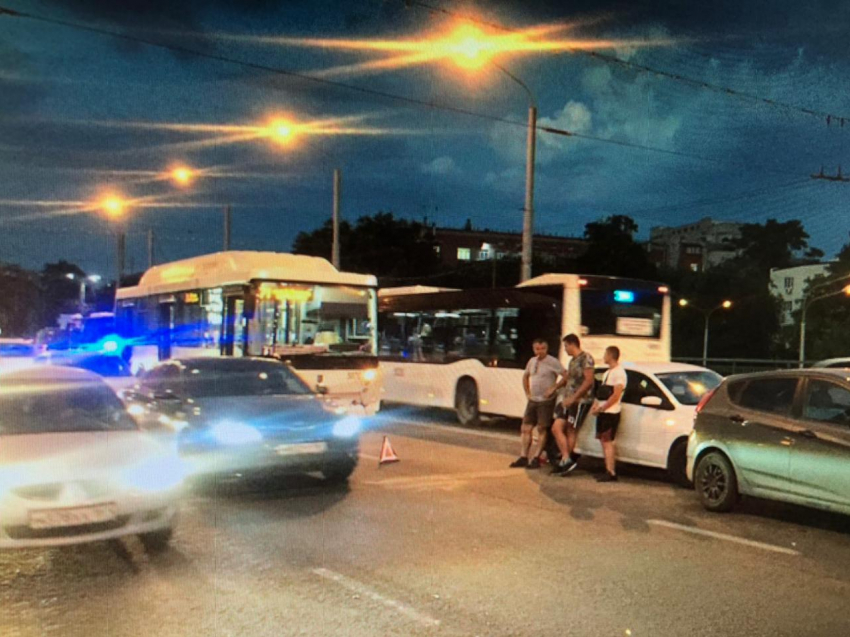 Тройное ДТП с пострадавшими устроил водитель пассажирского автобуса в Ростове