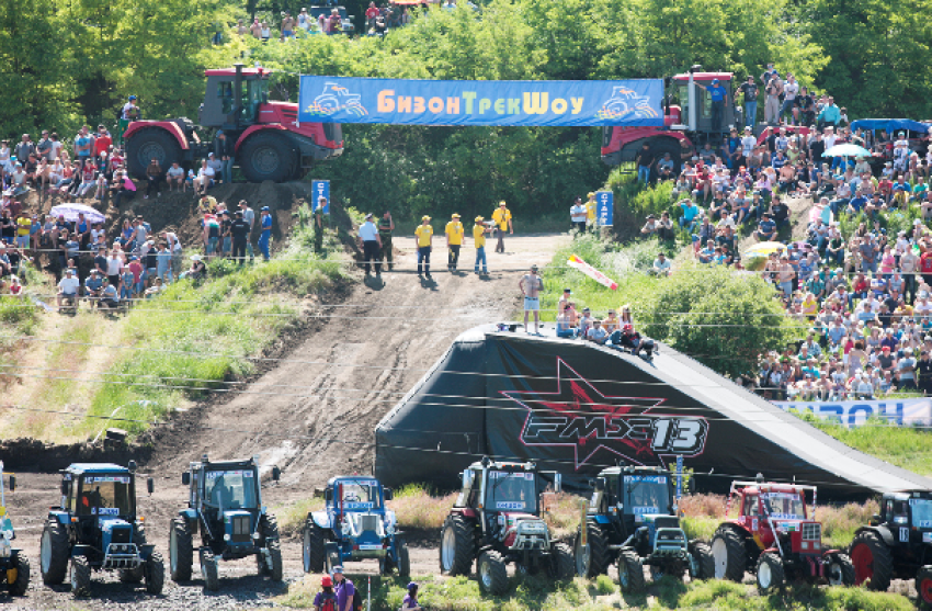 В Ростовской области стартовали гонки на тракторах «Бизон-Трэк-Шоу» 