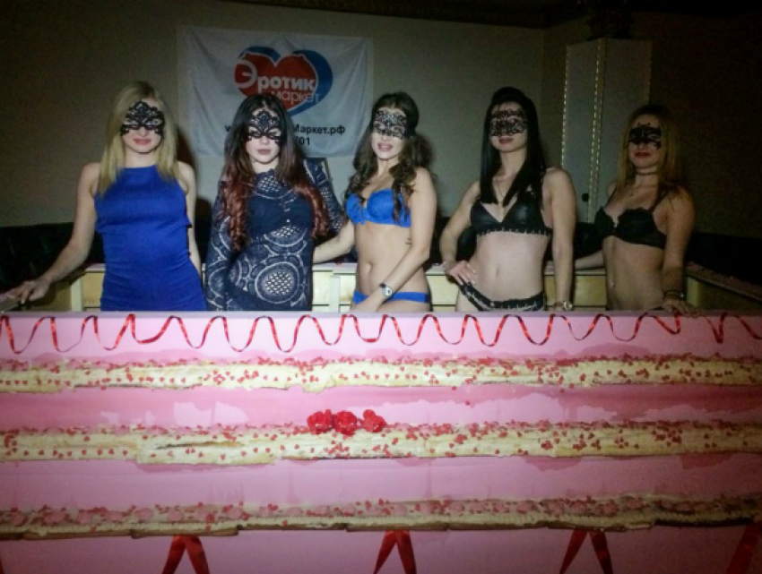 Ростовский мужской клуб презентовал торт с рекордным числом стриптизерш