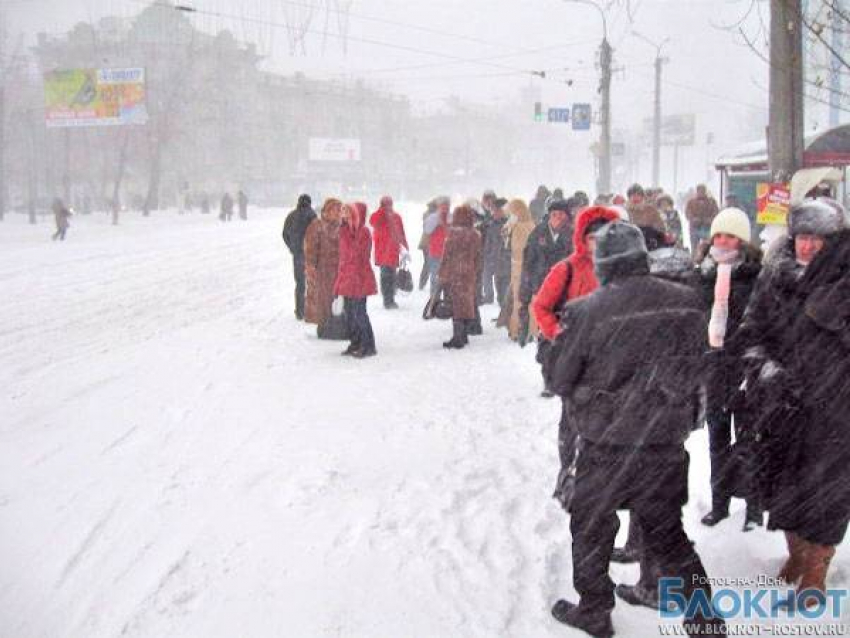 В Ростове на общественном транспорте невозможно уехать, а таксисты установили «праздничные» тарифы