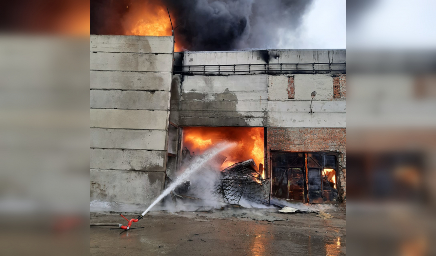 В Шахтах потушили пожар на заводе полимеров