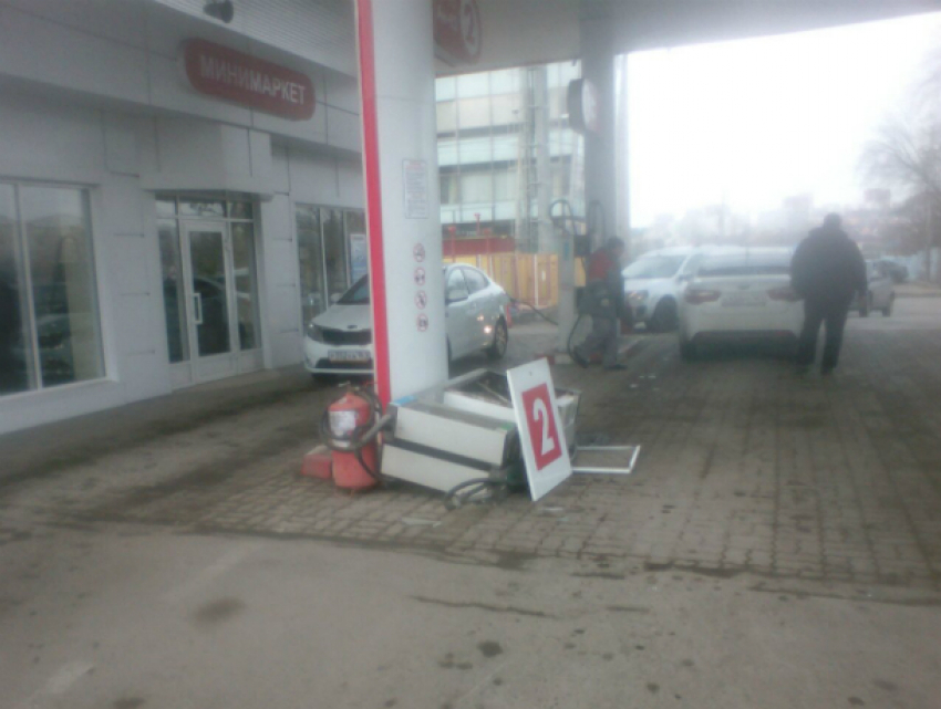 Торопливый водитель разворотил заправочную колонку и скрылся в Ростове