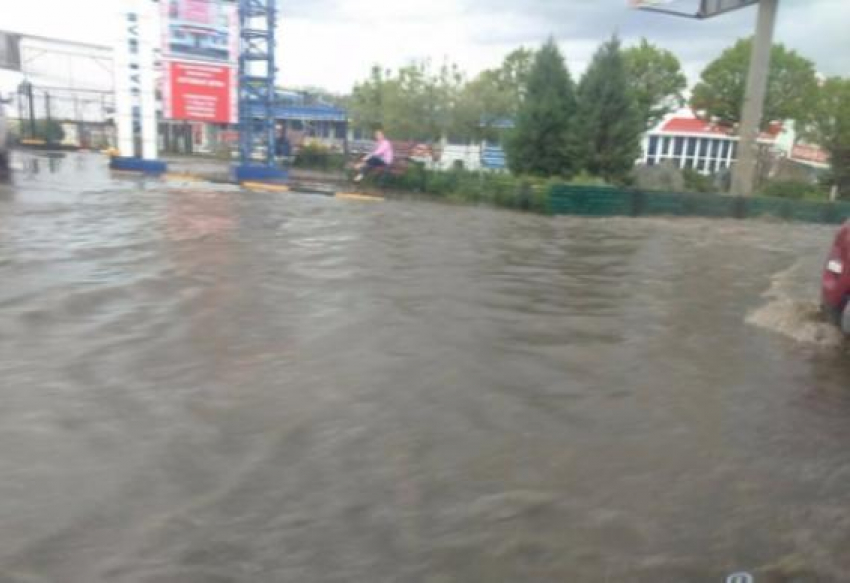 После проливного дождя поселок Янтарный и рынок «Классик» утонули