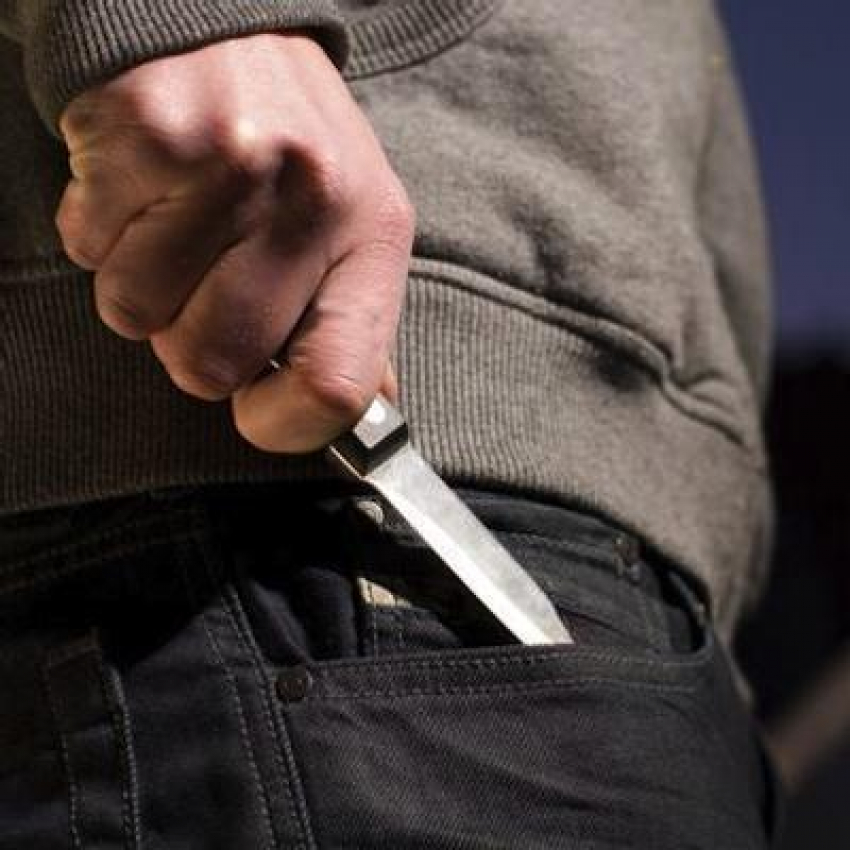 В Ростовской области мужчина, угрожая ножом, похитил деньги, машину и два телефона