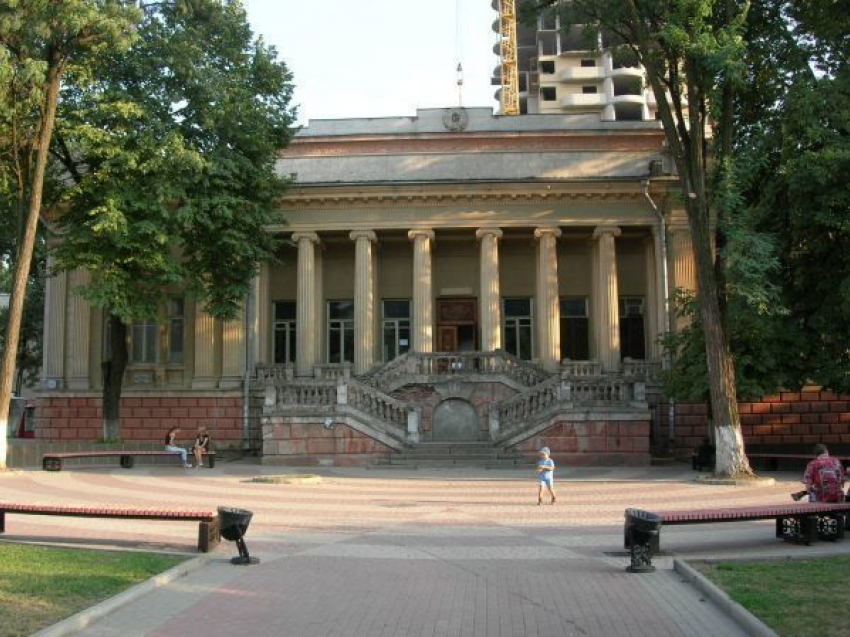 В Ростове заведующая зональной библиотеки ЮФУ раскритиковала качество ремонта 