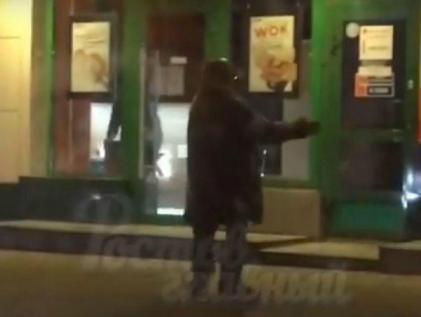 Зажигательный танец мужчины возле уличного кафе рассмешил жителей Ростова и попал на видео