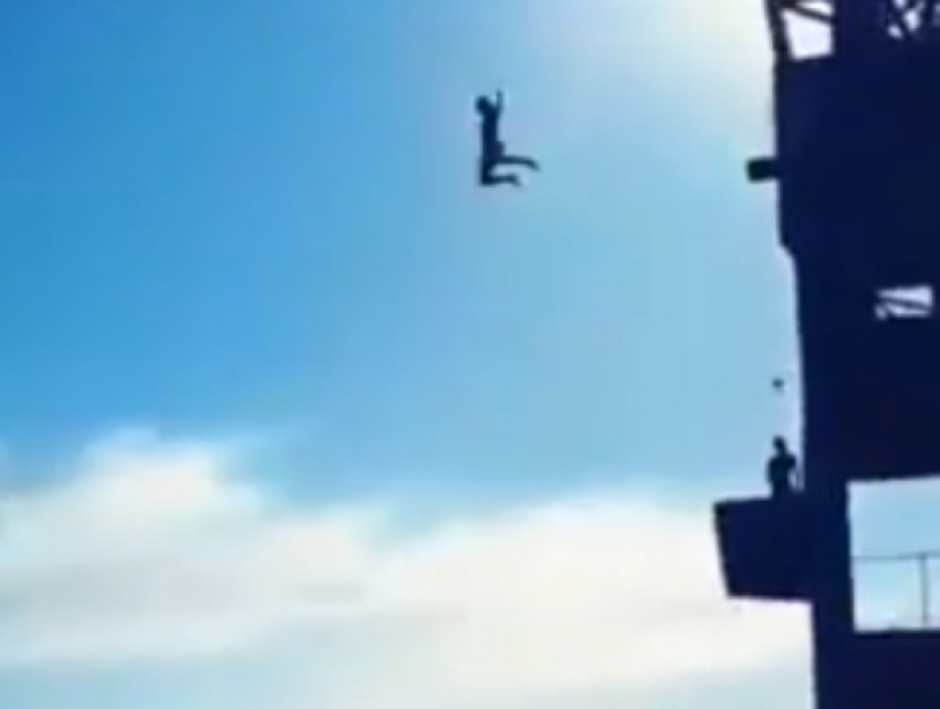 Смертельно опасные водные развлечения ростовчан на старой крыше крупозавода попали на видео