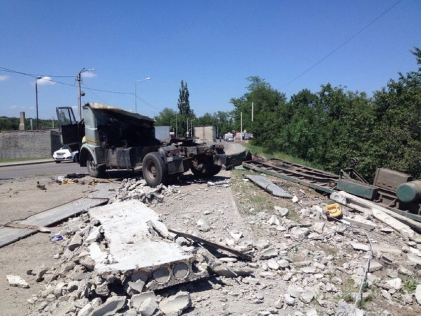В Ростовской области грузовик слетел с дороги