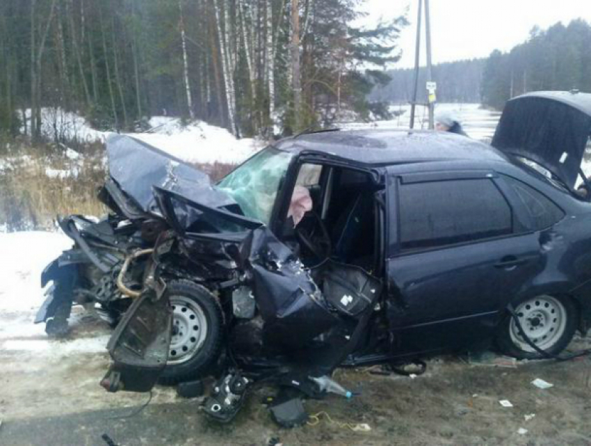 Водители двух отечественных авто и пассажир получили травмы в ДТП на трассе под Ростовом