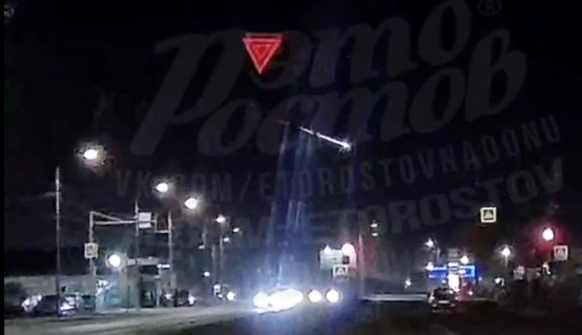 Жители Ростова увидели сгорающий метеорит