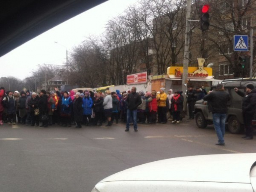 В Ростове жители Александровки перекрыли проспект 40-летия Победы из-за закрытия рынка