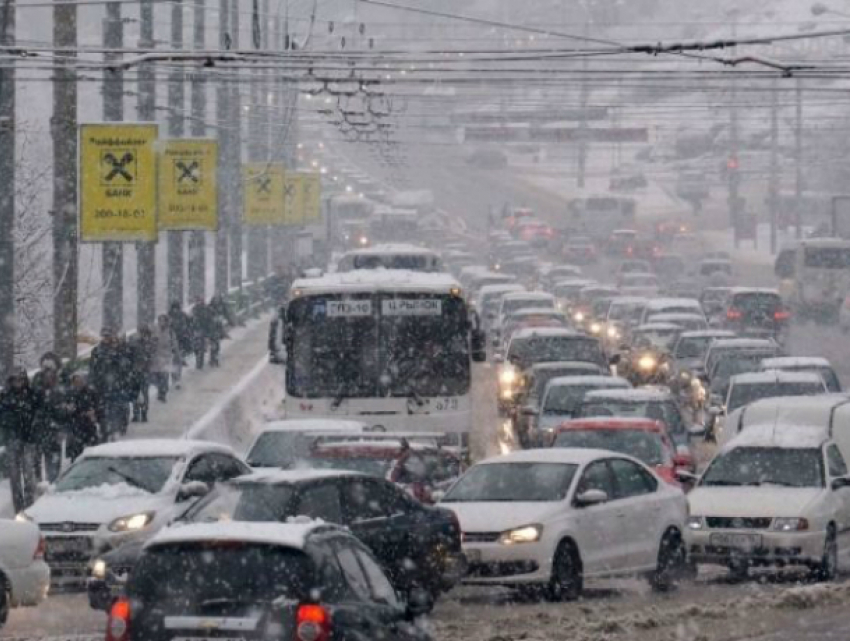 Обрушившийся на Ростов снегопад создаст опасную ситуацию на городских дорогах в эту пятницу