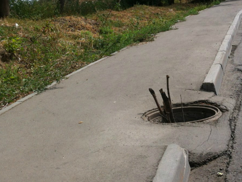 Женщина провалилась под землю во время прогулки с ребенком в Ростовской области