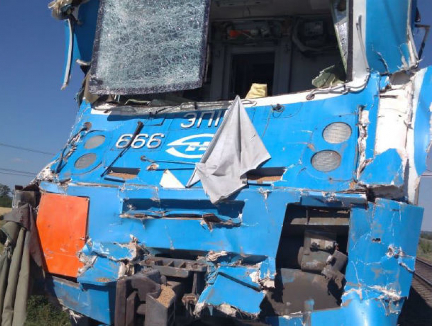 Убивший себя и помощника машиниста водитель подставил свой КамАЗ под несущийся со скоростью 100 км/ч локомотив