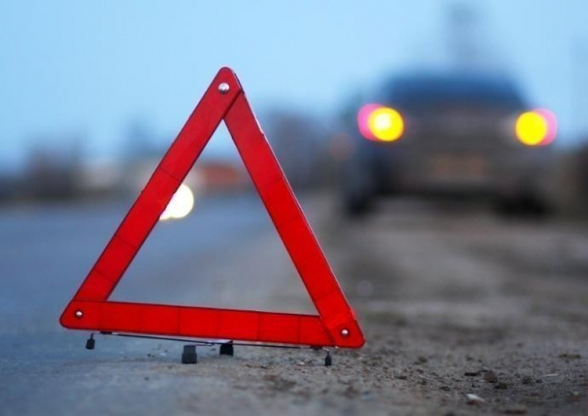 На трассе в Ростовской области столкнулись ГАЗ и Toyota Highlander