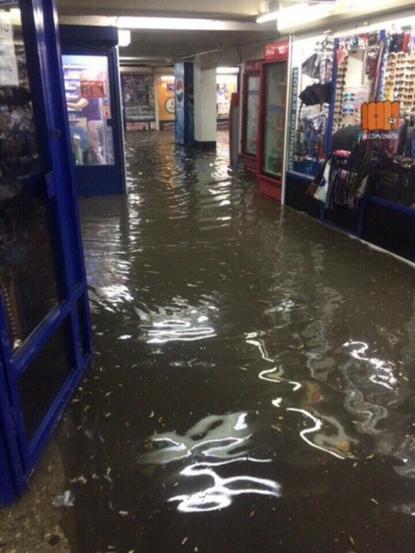 Поземные переходы превратились в «бассейны» с грязной водой