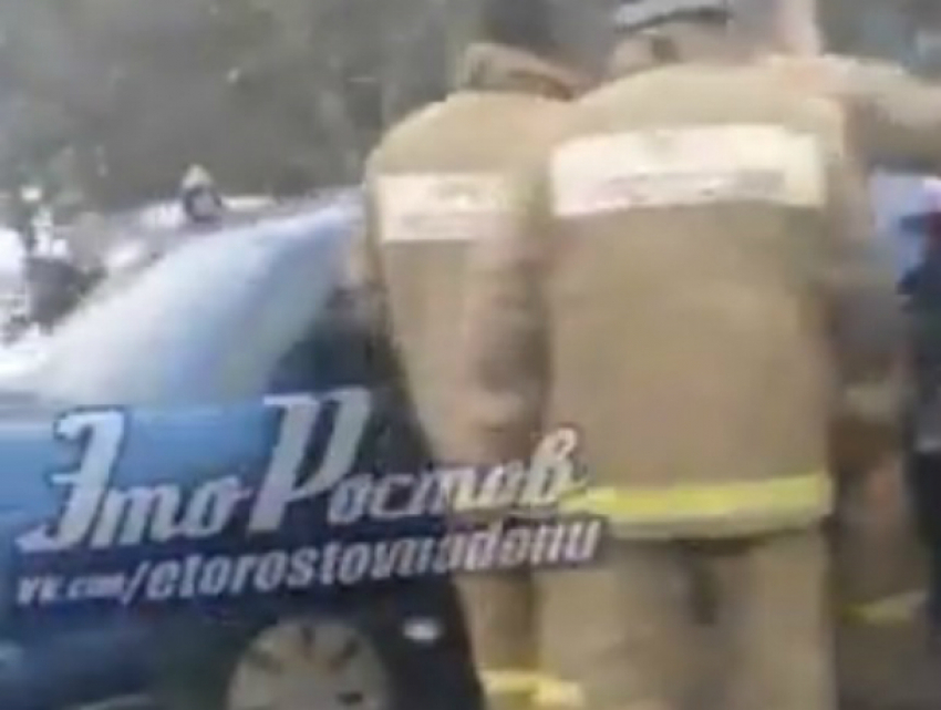 Жуткое массовое ДТП с тремя пострадавшими людьми на трассе под Ростовом попала на видео