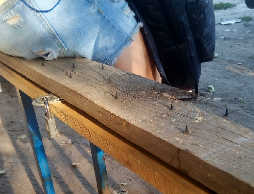 Суровая лавочка с острыми, как лезвие, шипами появилась в Ростове