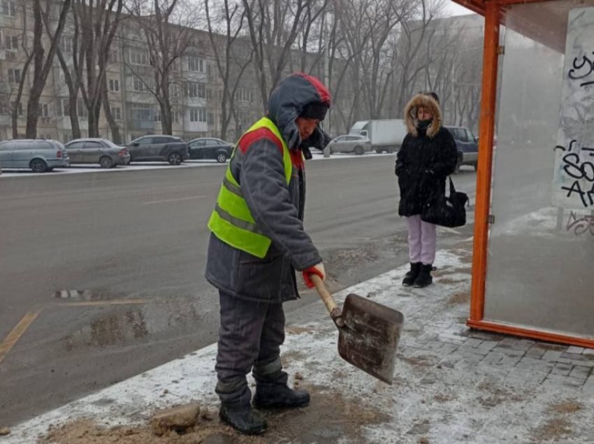 На уборку улиц Ростова вышло меньше дворников, чем планировалось